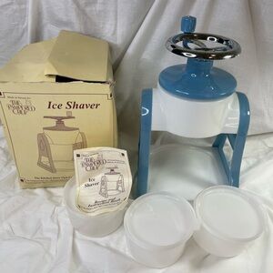 1995 Vintage Pampered Chef ice shaver with 3 bowls. Perfect for hot summer days!